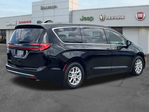 Used 2024 Chrysler Pacifica Touring-L FWD image 7