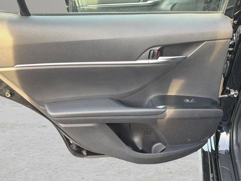 Used 2018 Toyota Camry LE image 12