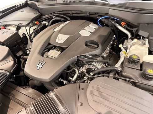 Used 2024 Maserati Levante GT Ultima image 33