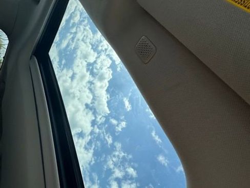 Used 2022 Toyota Highlander XLE image 23