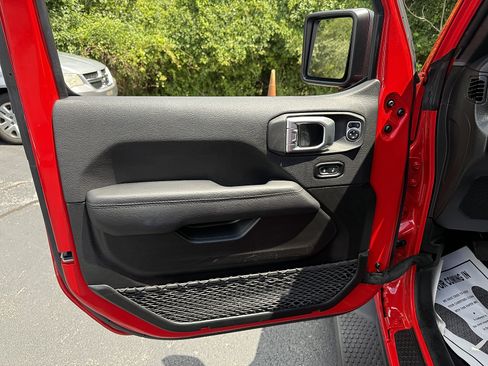 Used 2022 Jeep Wrangler Unlimited Sahara AWD/4WD image 9