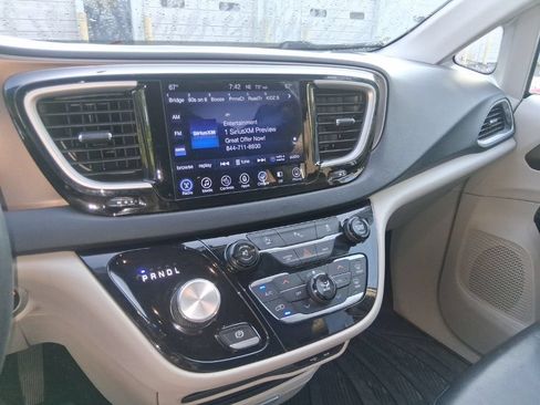 Used 2017 Chrysler Pacifica Touring-L w/ Tire & Wheel Group FWD image 13