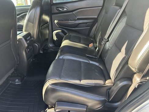 Used 2017 GMC Acadia SLT FWD image 16