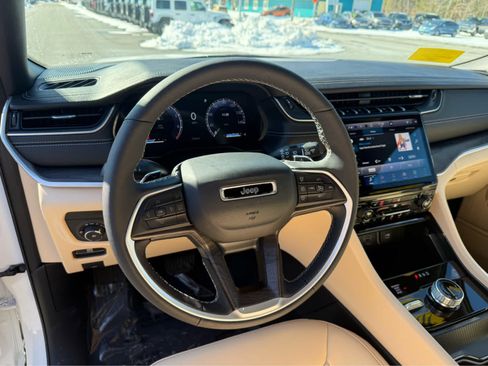 Used 2025 Jeep Grand Cherokee Limited image 13