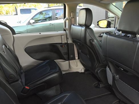 Used 2024 Chrysler Pacifica Touring-L image 17