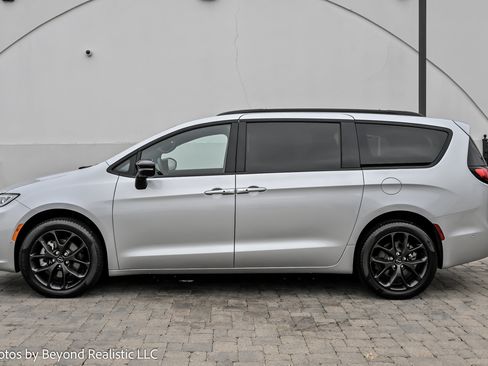 Used 2024 Chrysler Pacifica Limited w/ S Appearance Package image 5
