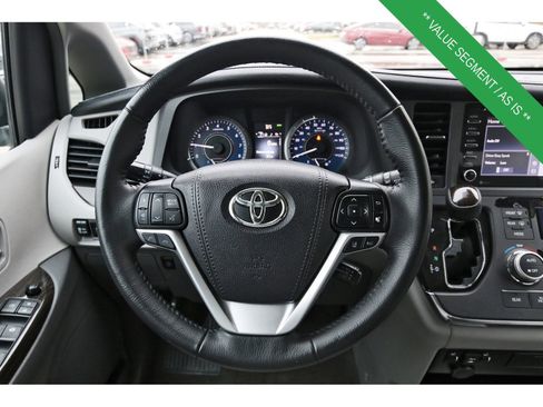 Used 2018 Toyota Sienna XLE image 16