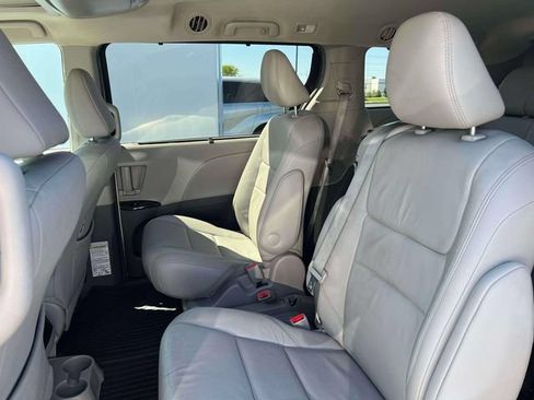 Used 2017 Toyota Sienna XLE w/ XLE Navigation Package FWD image 32