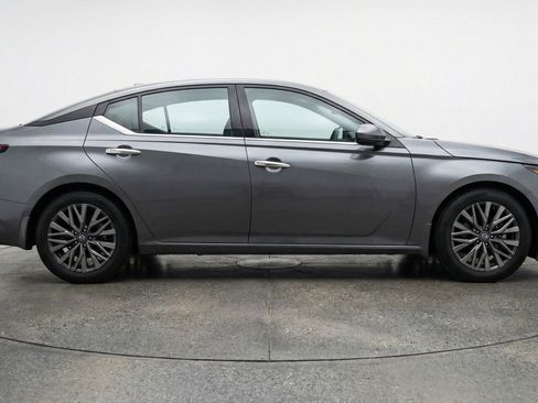 Used 2025 Nissan Altima 2.5 SV FWD image 11