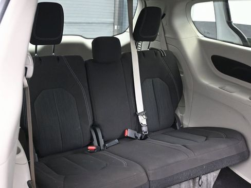 Used 2023 Chrysler Voyager LX image 31