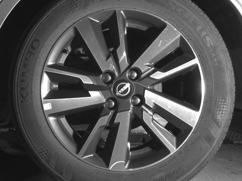 Used 2025 Nissan Versa SV image 14