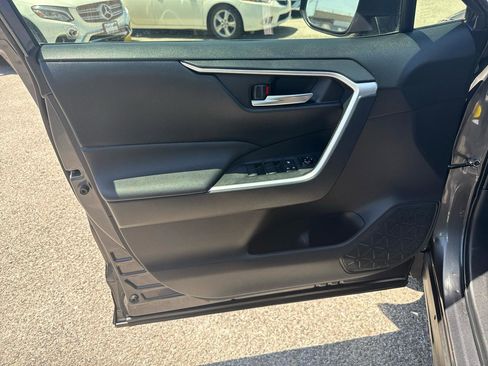 Used 2019 Toyota RAV4 XLE w/ Convenience Package FWD image 14