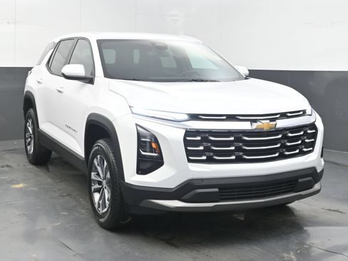 Used 2026 Chevrolet Equinox LT FWD image 3