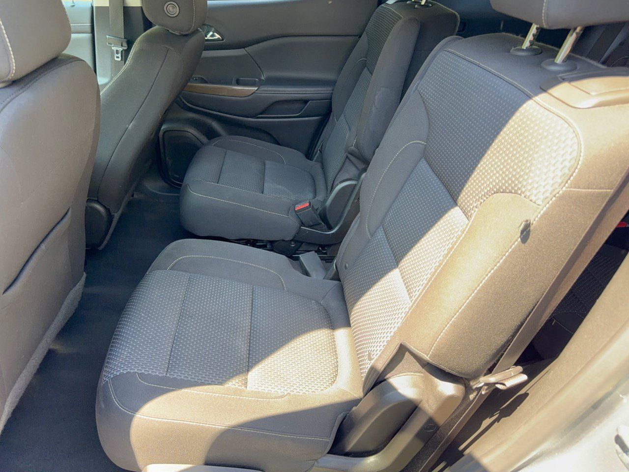 Used 2021 GMC Acadia SLE w/ Driver Convenience Package FWD image 25