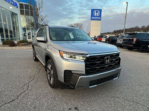 New 2026 Honda Pilot Touring image 2