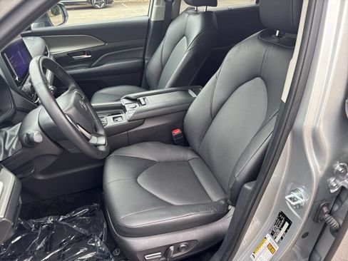 Used 2025 Toyota Grand Highlander FWD image 39