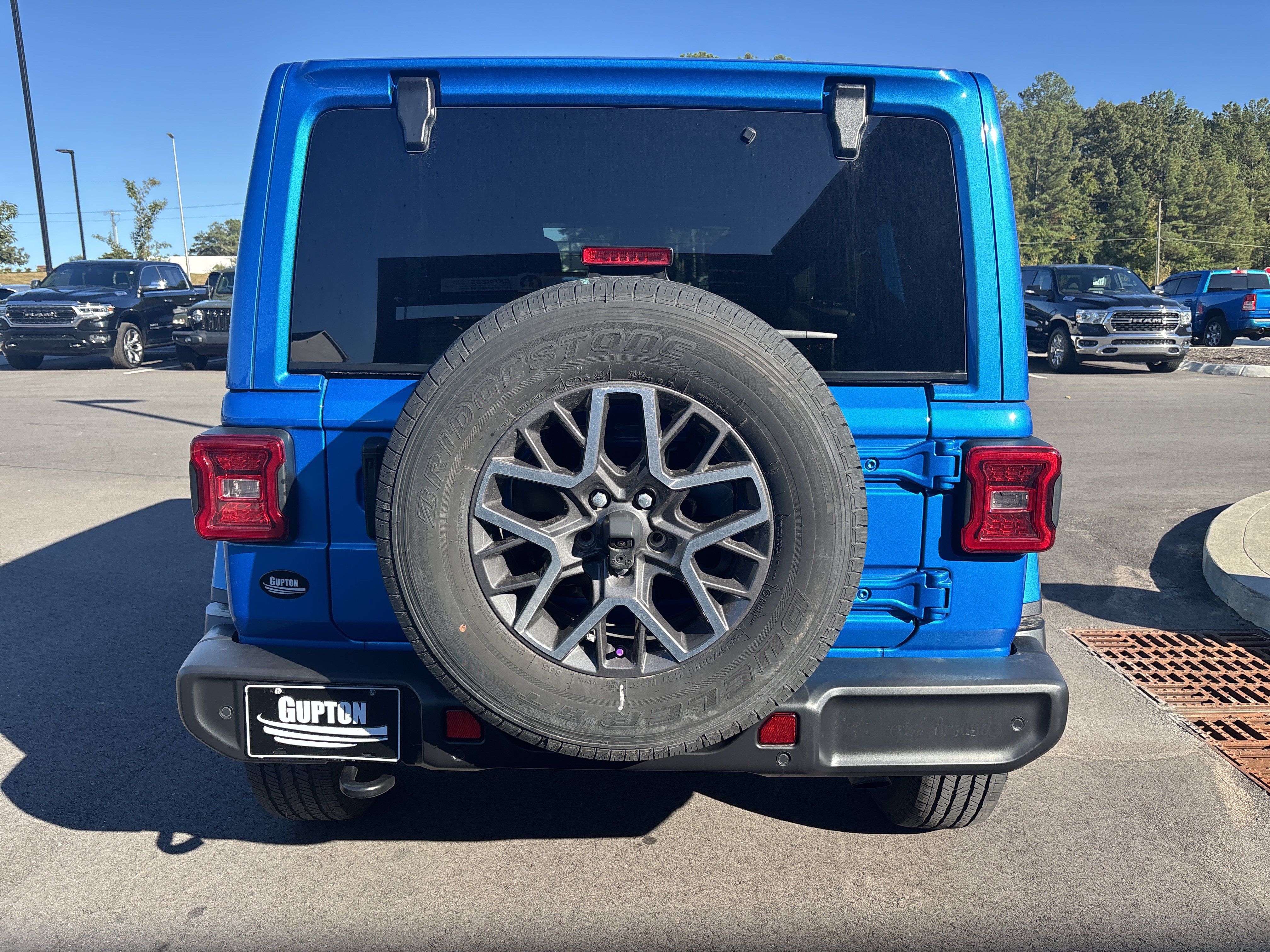Used 2024 Jeep Wrangler Unlimited Sahara w/ Technology Group AWD/4WD image 2