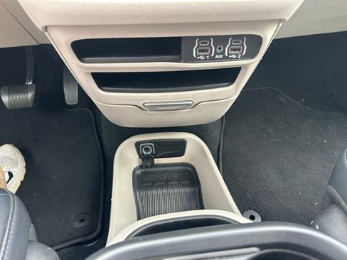 Used 2024 Chrysler Pacifica Touring-L image 15