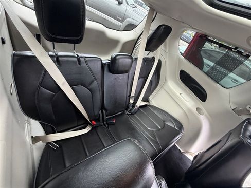 Used 2018 Chrysler Pacifica Limited w/ Advanced Safetytec Group FWD image 18