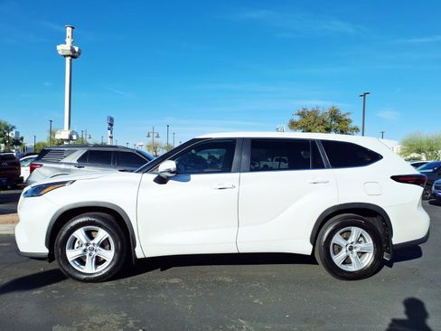 Used 2024 Toyota Highlander LE image 3