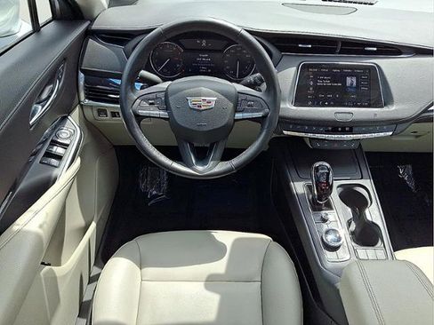 Used 2021 Cadillac XT4 Luxury w/ Cold Weather Package AWD/4WD image 10