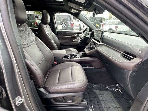 Used 2025 Ford Explorer Platinum w/ LUX Leather Package image 17