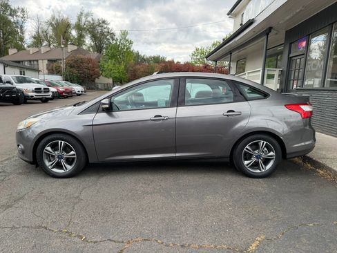 Used 2014 Ford Focus SE w/ SE Sport Package FWD image 4