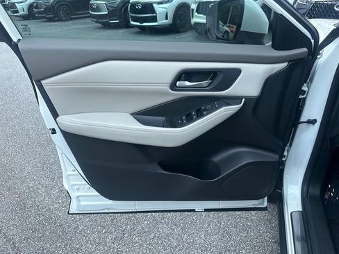 Used 2023 Nissan Rogue SV w/ SV Premium B Package FWD image 10