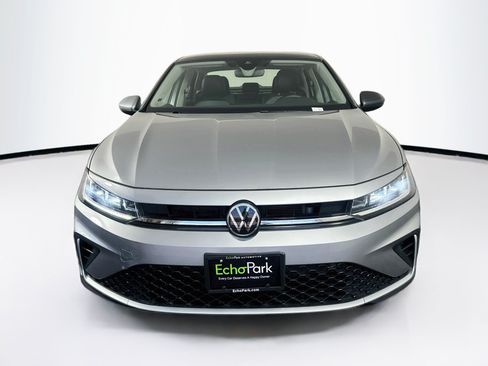 Used 2025 Volkswagen Jetta SE FWD image 2