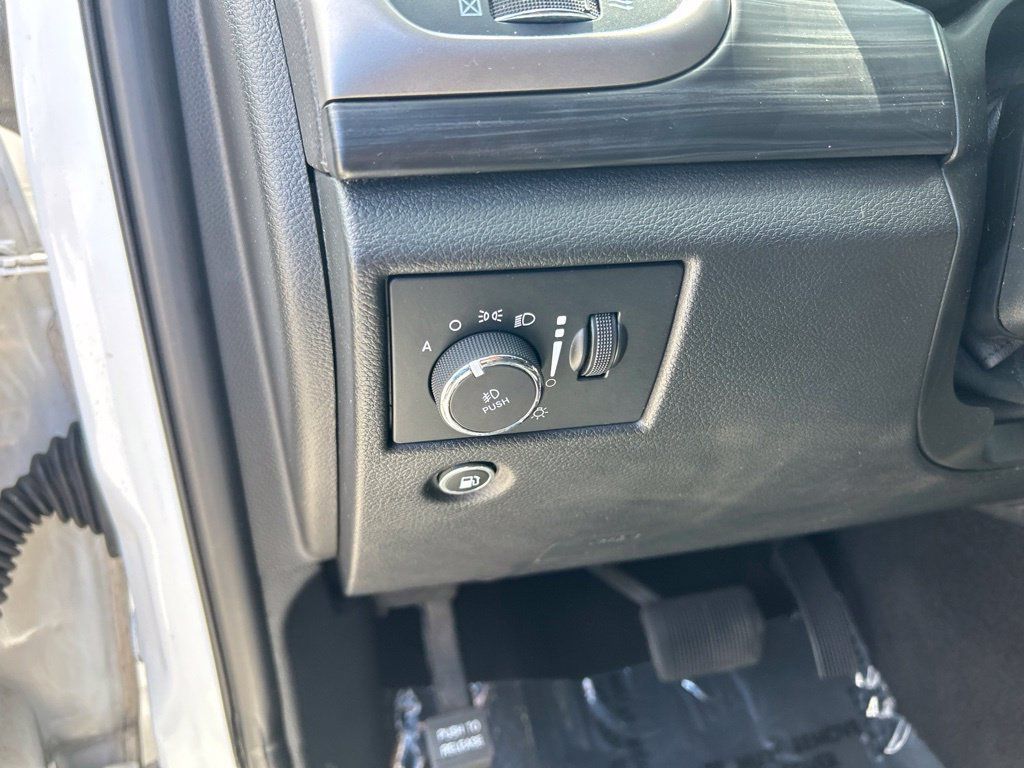 Certified 2019 Jeep Grand Cherokee Laredo RWD image 35