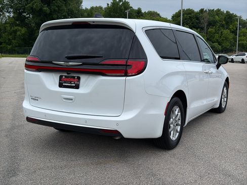 New 2026 Chrysler Pacifica Select FWD image 5