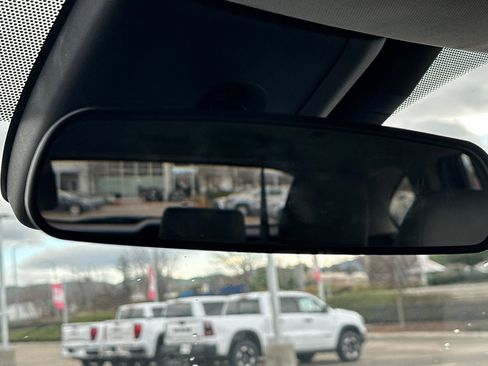 Used 2021 Toyota Highlander LE image 25