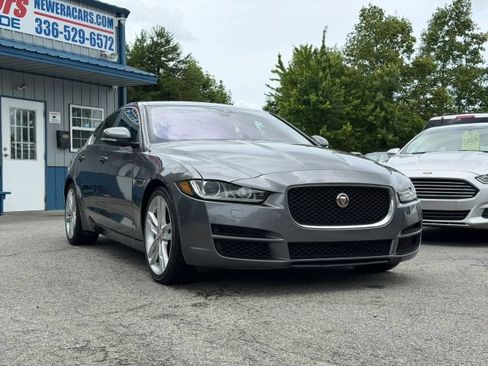 Used 2018 Jaguar XE Premium RWD image 3