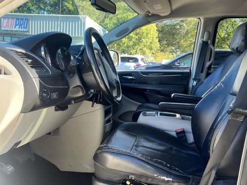 Used 2013 Chrysler Town & Country Touring image 10