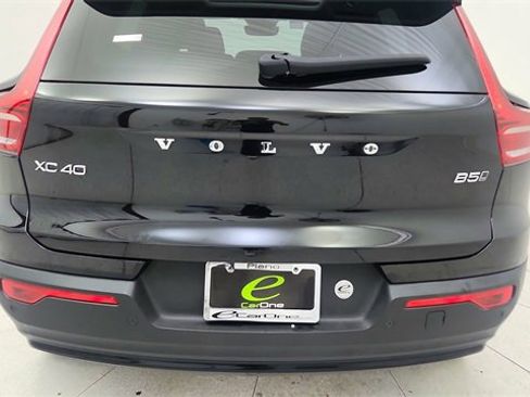 Used 2024 Volvo XC40 B5 Plus image 12