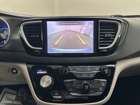 Used 2024 Chrysler Pacifica Touring-L image 40
