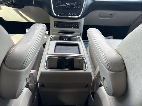 Used 2012 Chrysler Town & Country Touring-L w/ Entertainment Group #2 FWD image 13