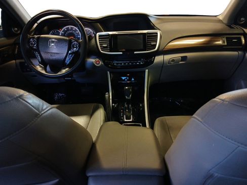 Used 2016 Honda Accord Touring image 10