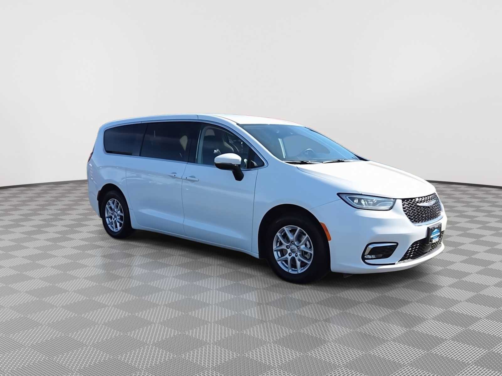 Used 2023 Chrysler Pacifica Touring-L FWD image 2