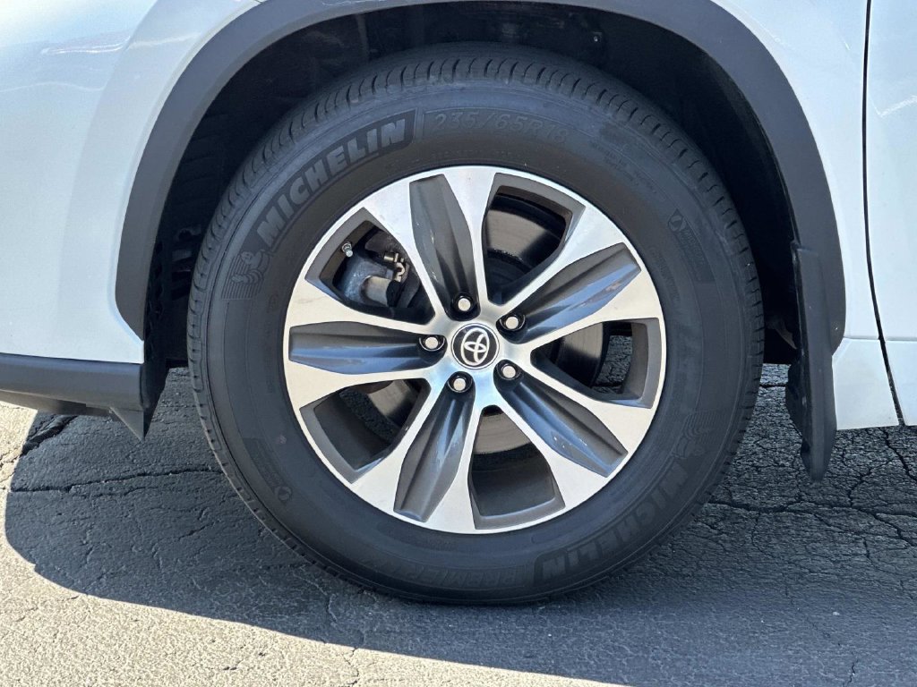 Used 2024 Toyota Highlander XLE AWD/4WD image 9