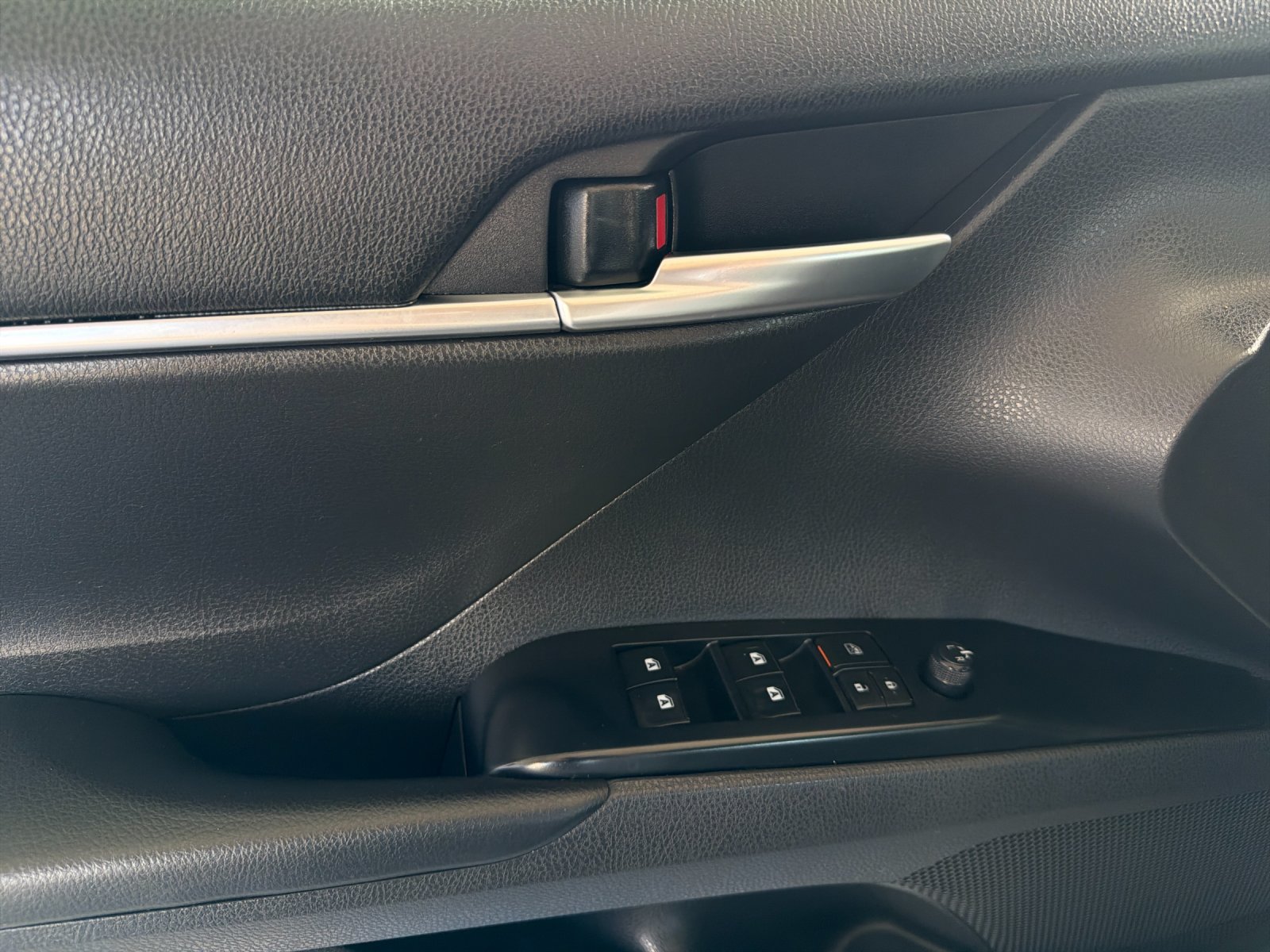 Used 2019 Toyota Camry SE w/ Convenience Package FWD image 10