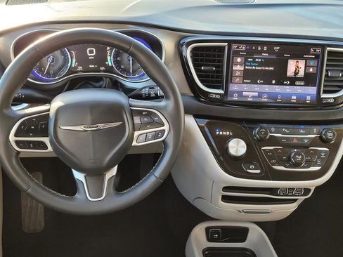 Used 2023 Chrysler Pacifica Touring-L image 18