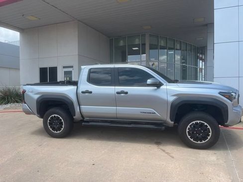 Used 2025 Toyota Tacoma TRD Off-Road AWD/4WD image 4