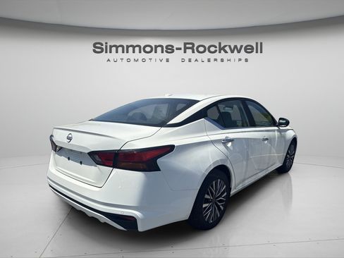 Used 2025 Nissan Altima 2.5 SV FWD image 10