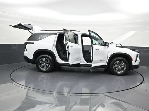 Used 2025 Chevrolet Traverse LT FWD image 34