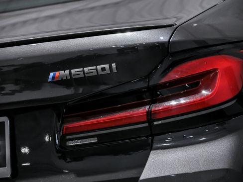Used 2022 BMW M550i xDrive w/ Premium Package image 12