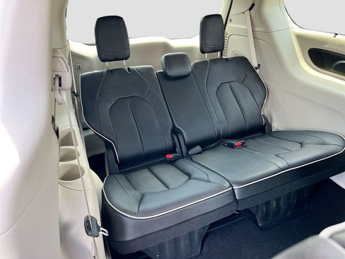 Used 2022 Chrysler Pacifica Limited FWD image 29
