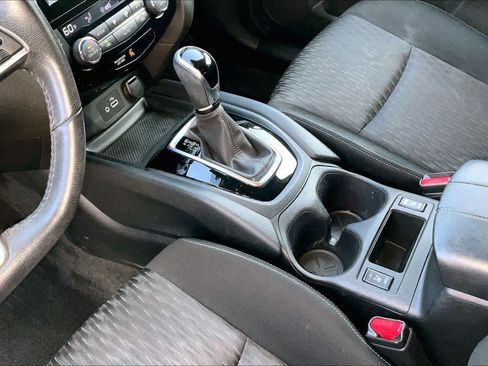 Used 2019 Nissan Rogue SV FWD image 14