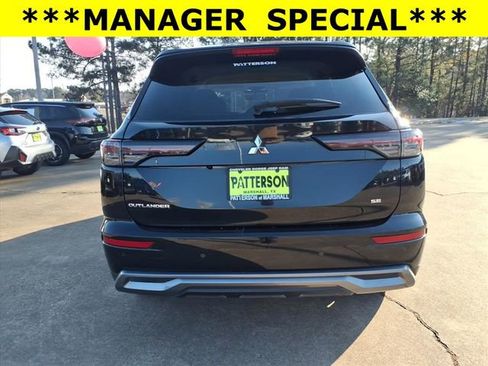 Used 2025 Mitsubishi Outlander SE image 3