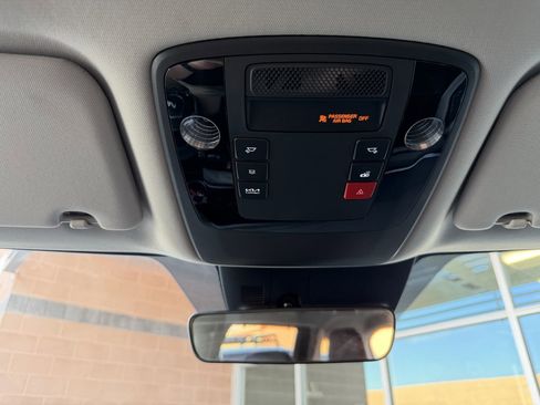 Used 2024 Kia Carnival EX image 28